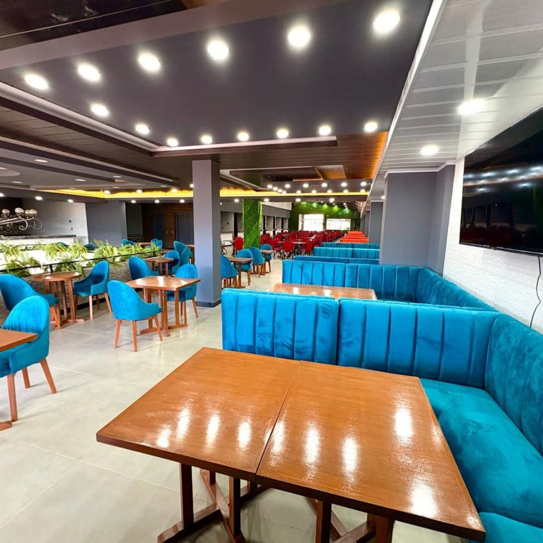Plaza de Comidas Los Ceibos: clear, professional interior shot