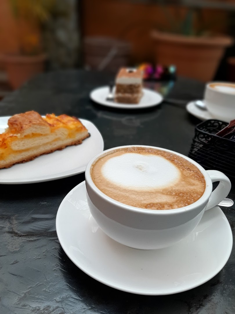 Hostal Kurmi: appetizing photo of coffee and food