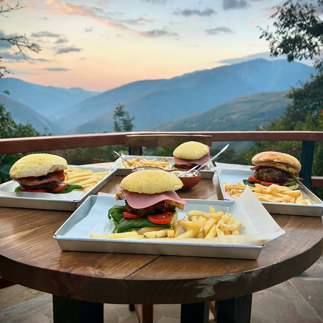 Villa Camila Hostel: appetizing food with scenic view