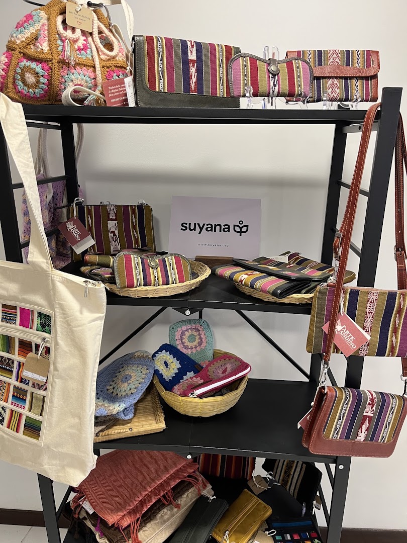 Casa Umana: clear display of shop products
