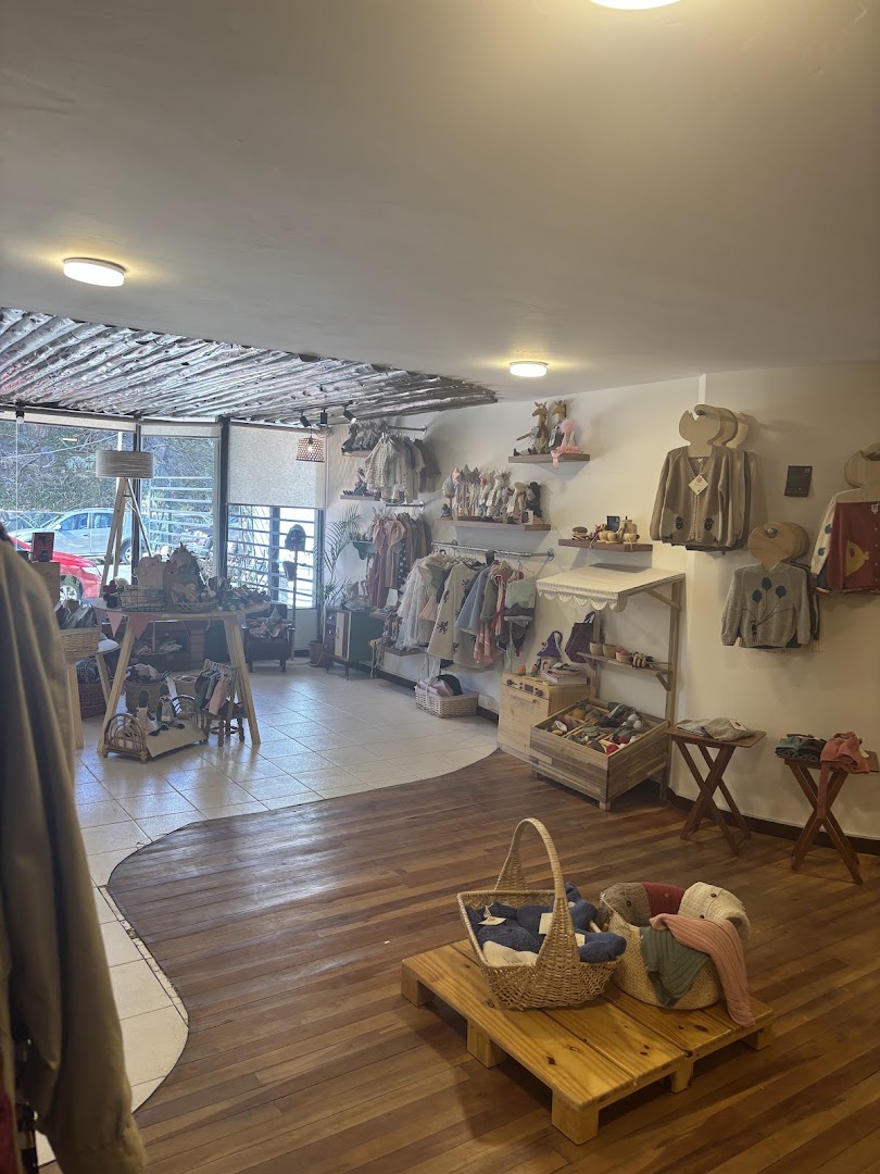 Casa Umana: clear shop interior and products