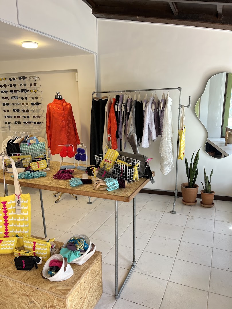 Casa Umana: clear display of shop products