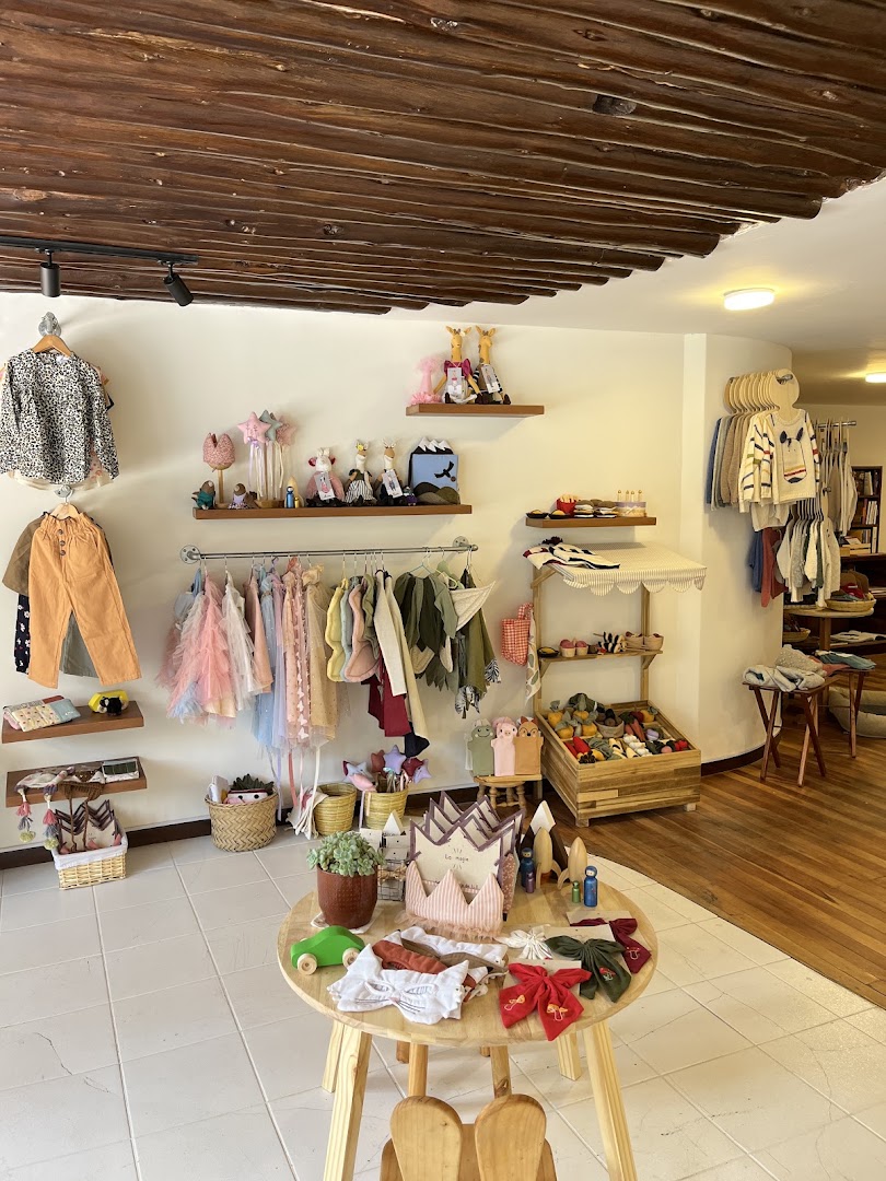 Casa Umana: clear display of shop products