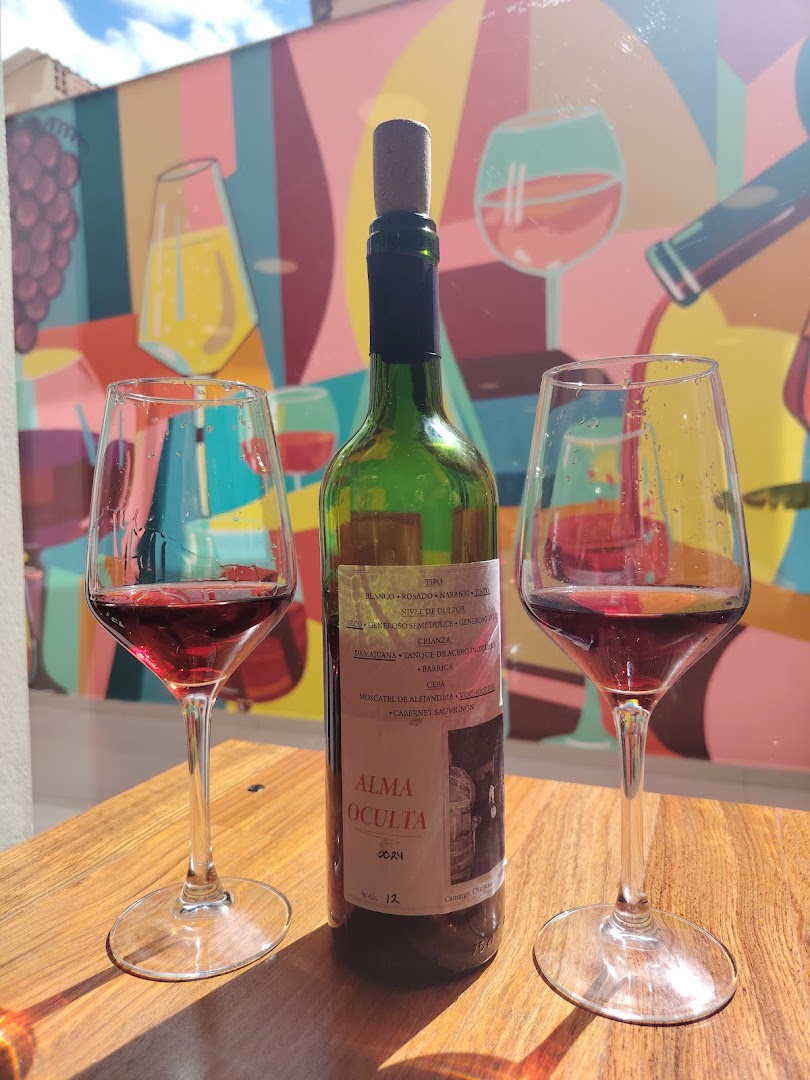 La Tintorería: appealing shot of wine service