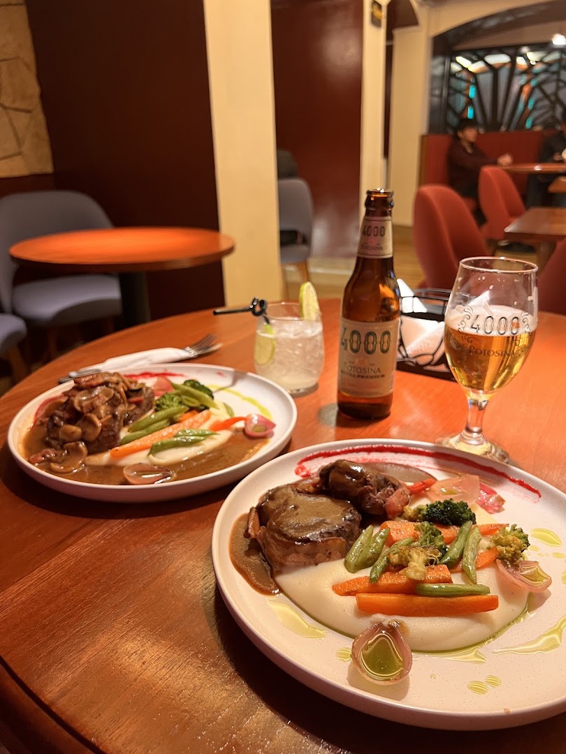 Bule 35: appetizing food and drink presentation
