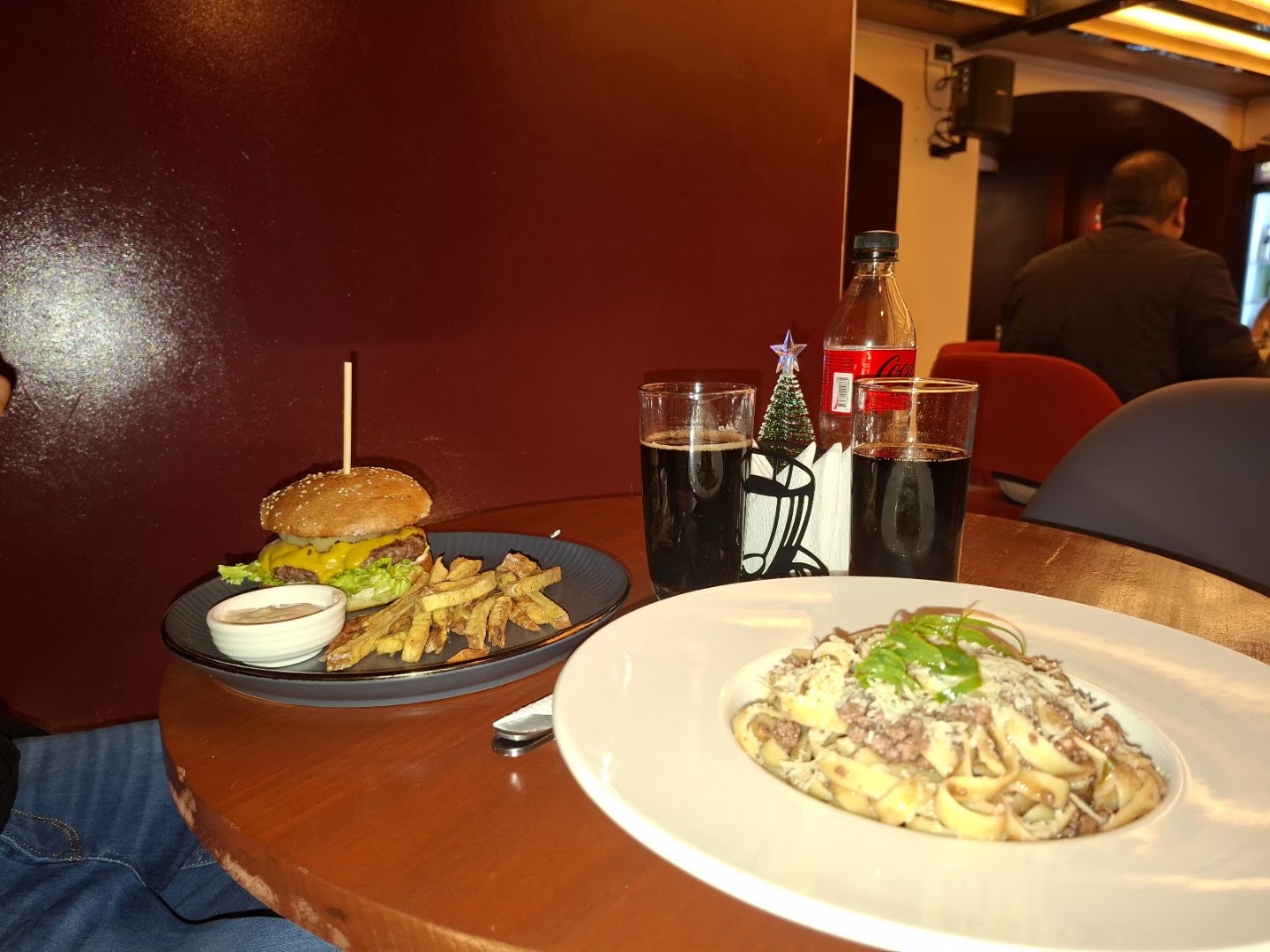 Bule 35: appetizing food and drink presentation