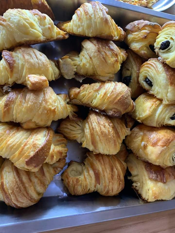 Panadería París: appetizing display of fresh pastries