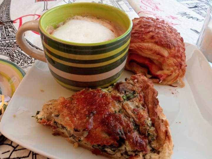 Panadería París: appetizing photo of breakfast food