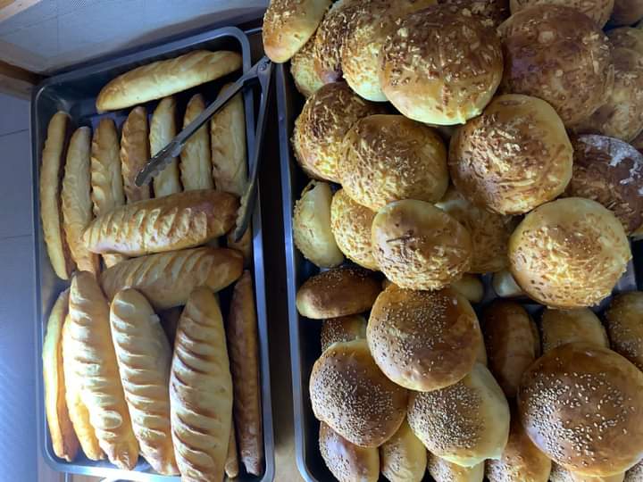 Panadería París: appetizing display of fresh bread