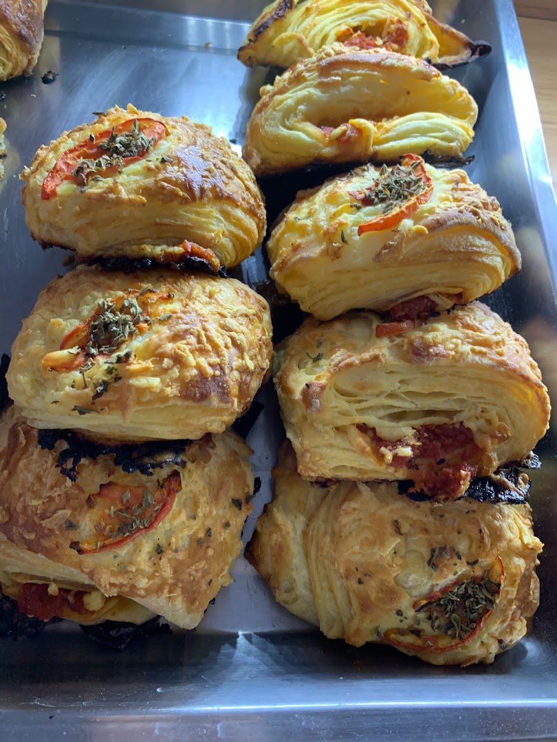 Panadería París: appetizing photo of fresh pastries