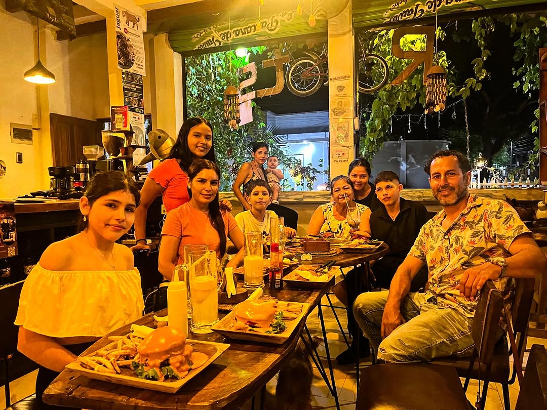 Roots Coffee Rurrenabaque: happy customers enjoying food