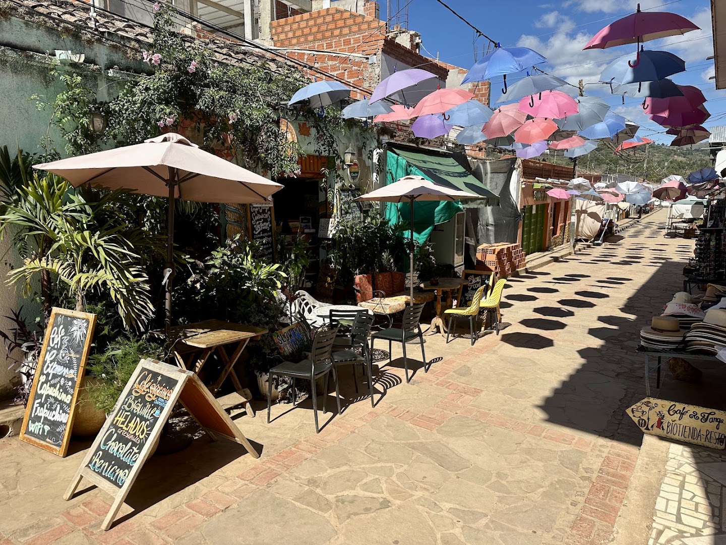 Café Tango: attractive and inviting outdoor seating