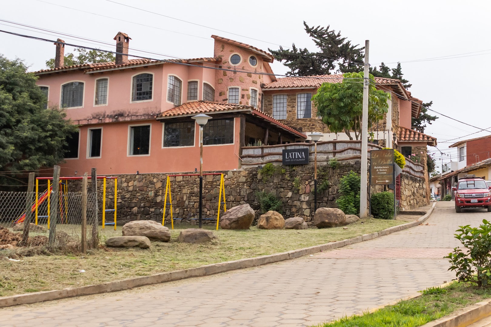 Latina Samaipata: clear exterior shot of venue