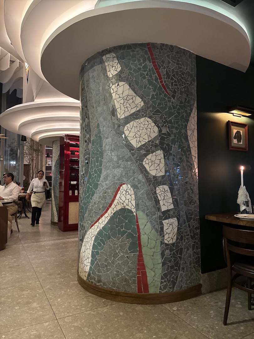 Caudilla: attractive restaurant interior atmosphere