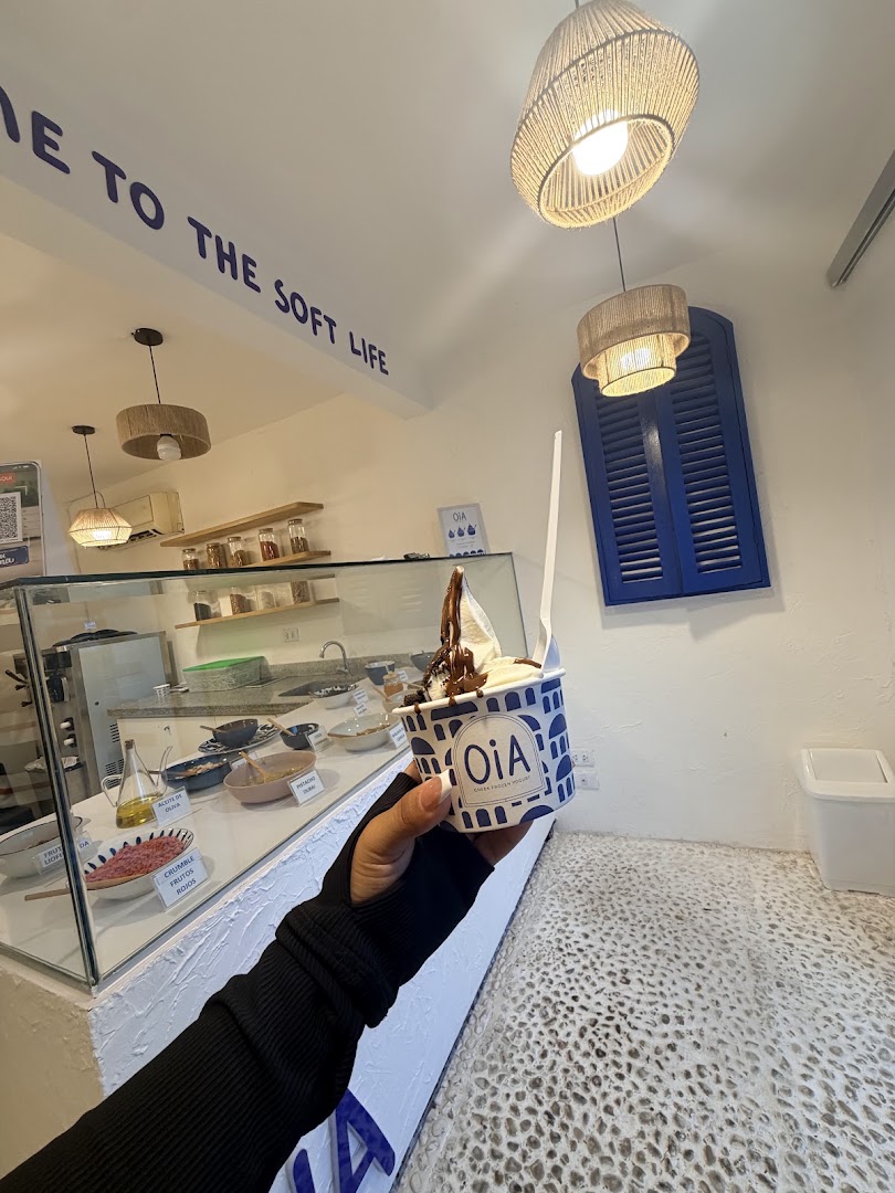 Oia Greek Frozen Yogurt: clear product shot in venue