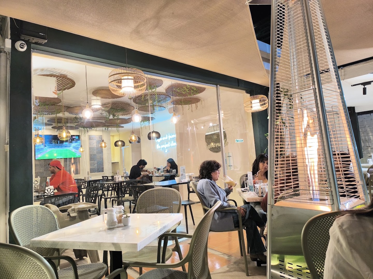 Tostado Café Bistro Bar Equipetrol: inviting atmosphere and clear view