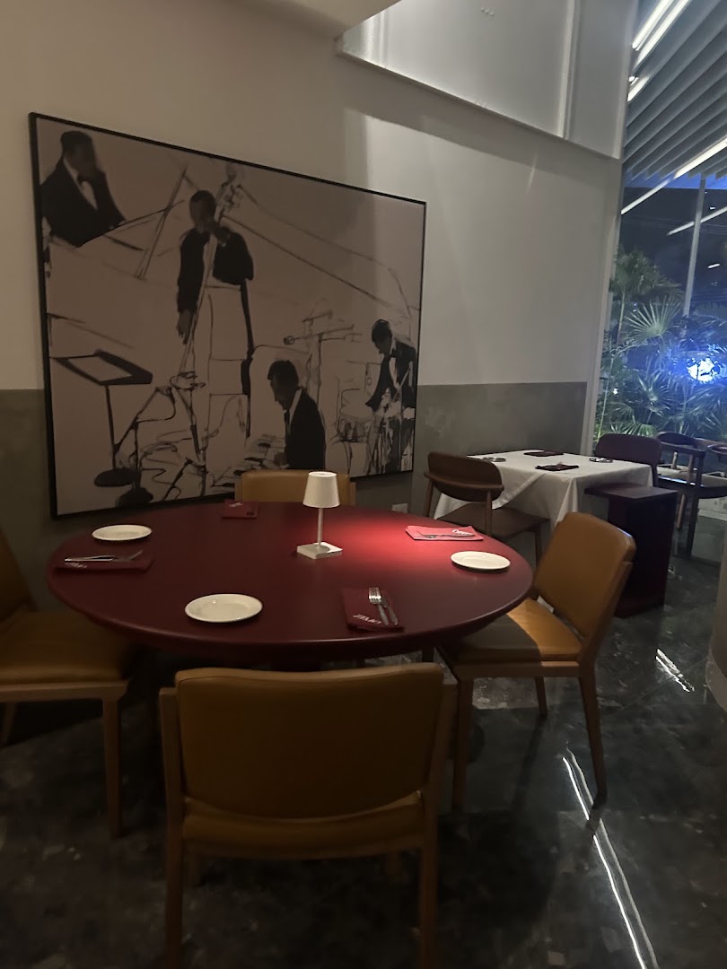 ZIMO: attractive, professional interior shot