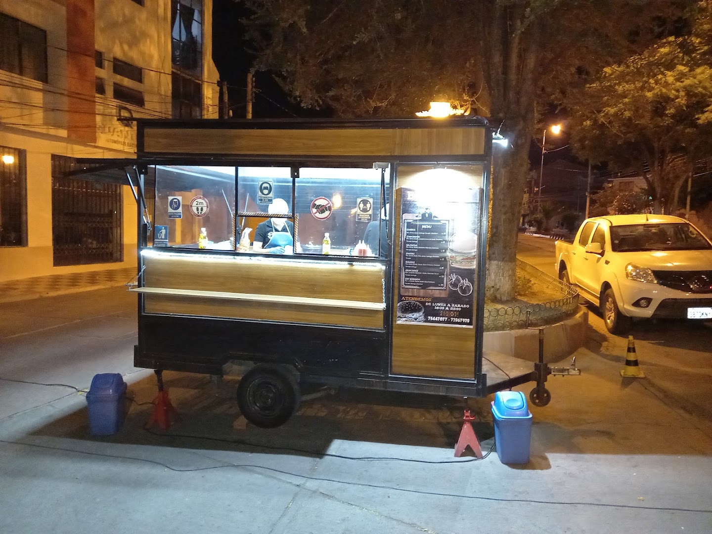 Bulldog Burgerbar: clear photo of food truck