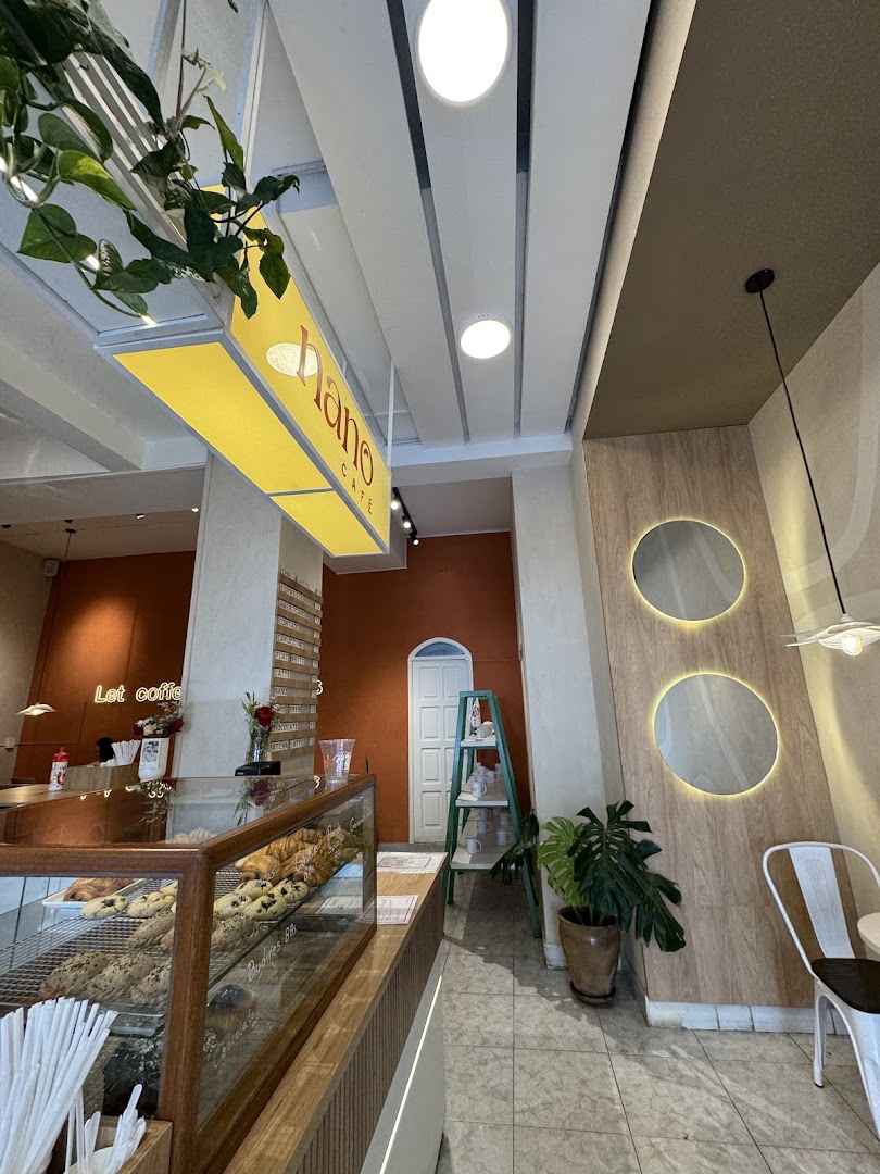 Nano Café: clear, professional interior shot