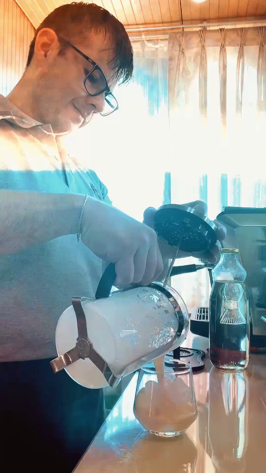 Gran Reserva: professional photo of staff preparing drink