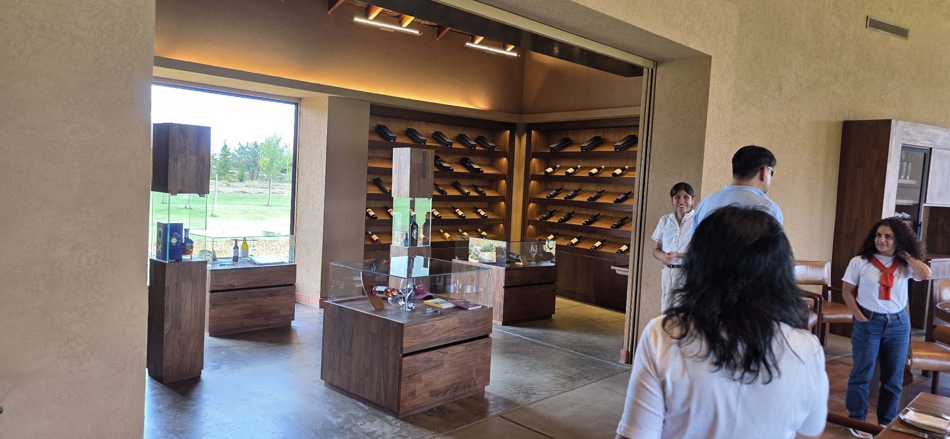José Luis: clear view of restaurant interior