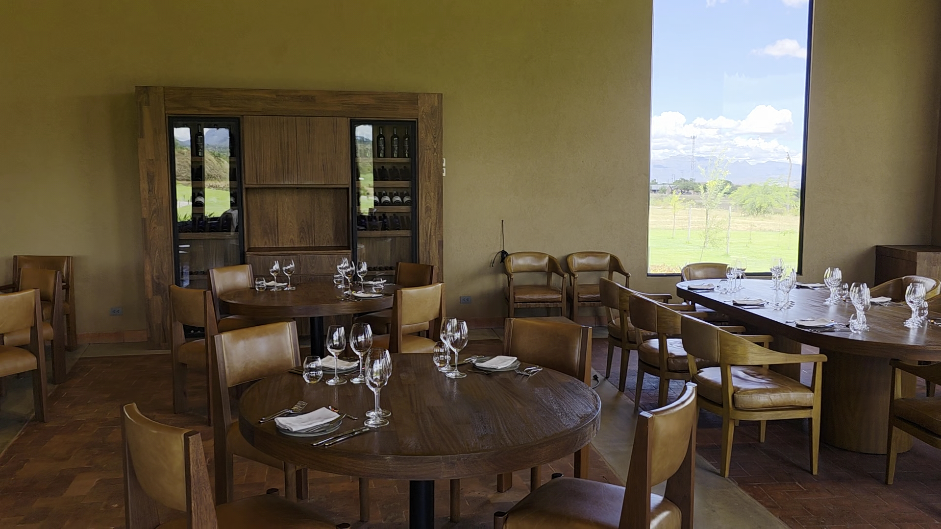 José Luis: clear, professional interior dining shot