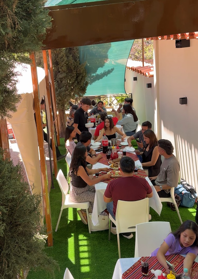 La Llajta Tarija: restaurant atmosphere and patrons