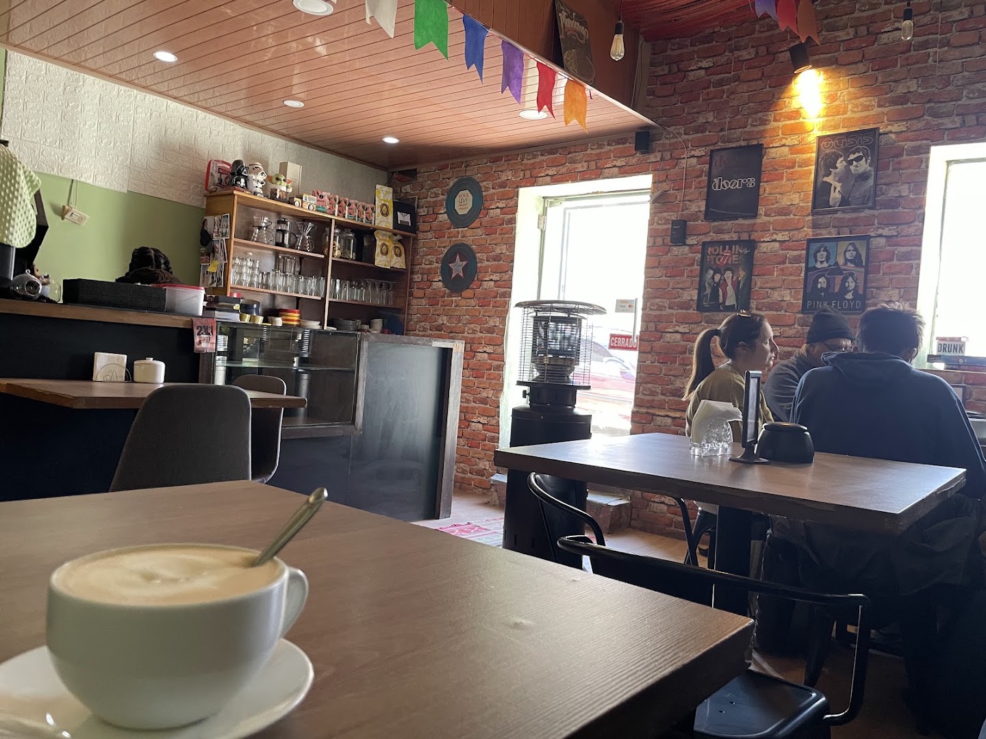 Memos Coffee Bistro: inviting atmosphere and clear composition