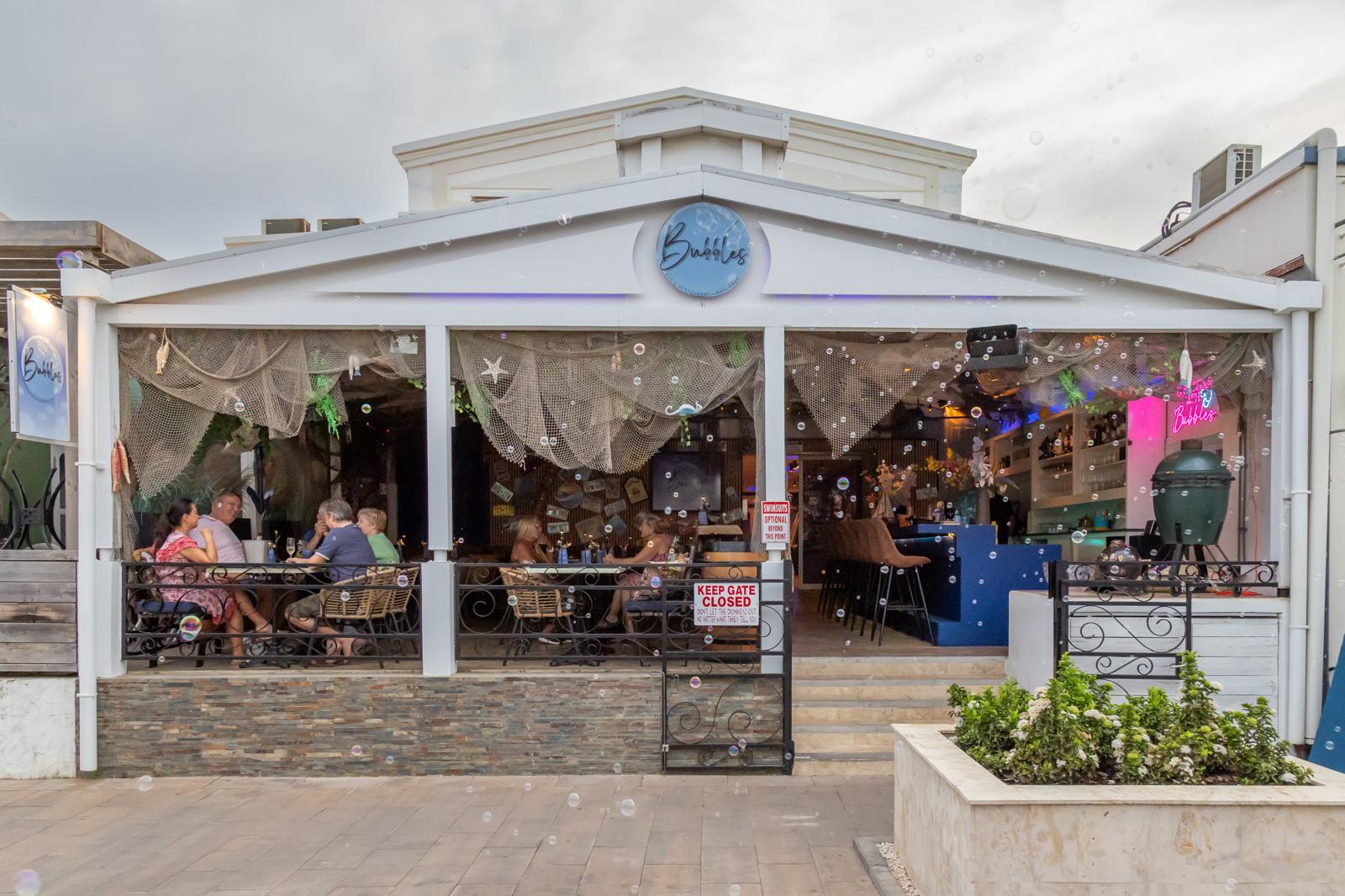 Bubbles Bonaire: clear, inviting exterior restaurant shot