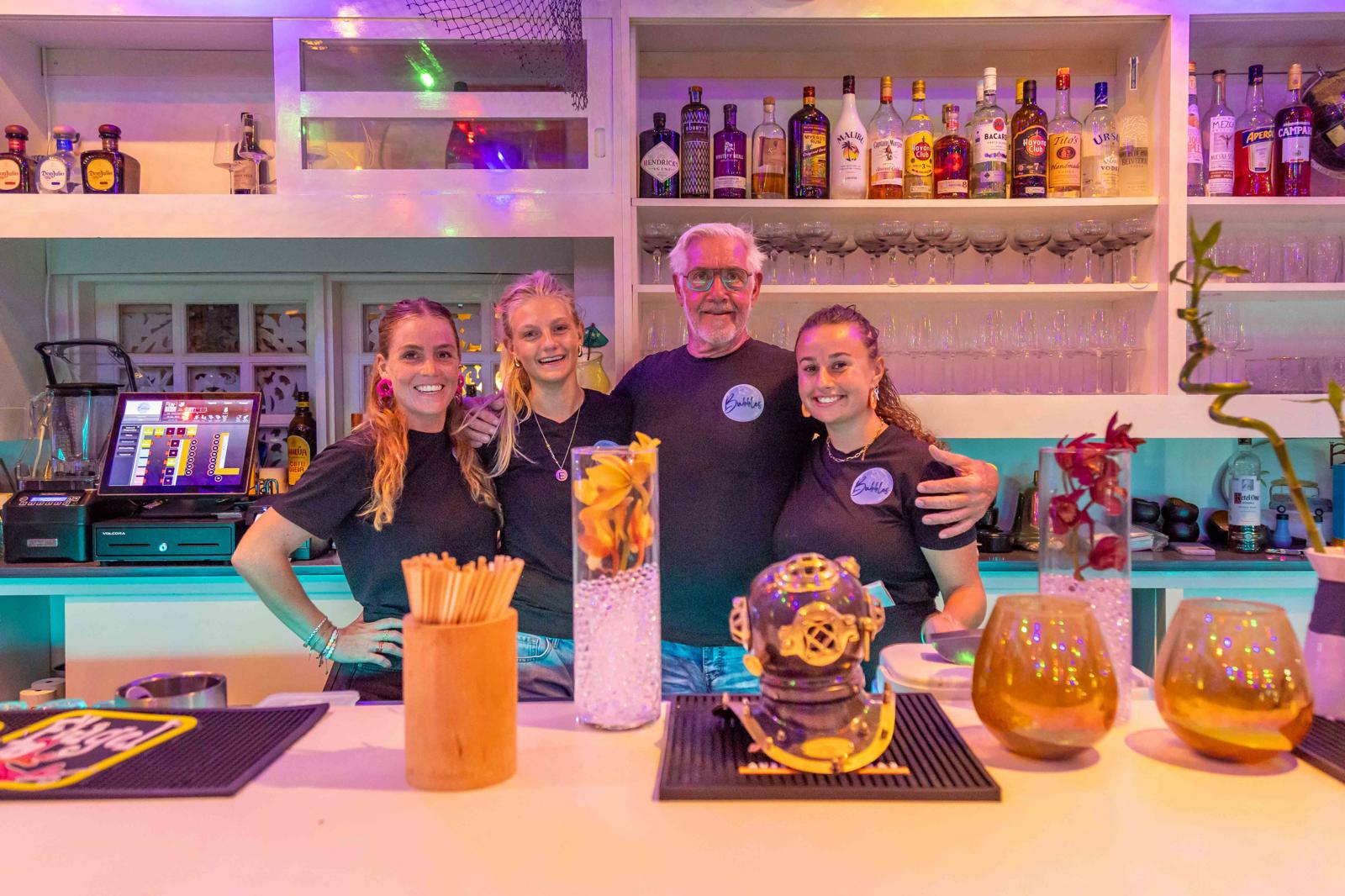 Bubbles Bonaire: friendly staff at the bar