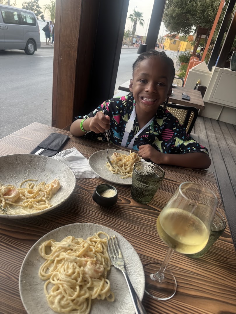Don Julio Italian Grill: happy customer enjoying restaurant meal