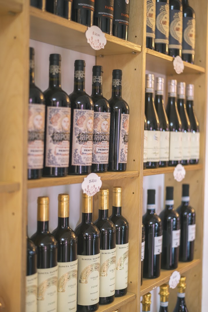 Rosa Café: high quality display of products