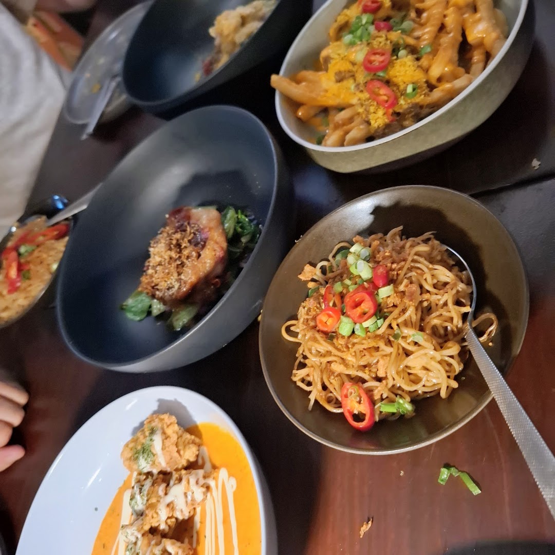 Soi95: appetizing food spread clearly displayed