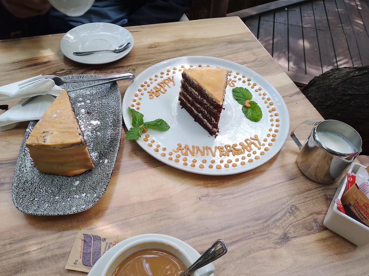 The Thorn Tree: appetizing photo of served desserts