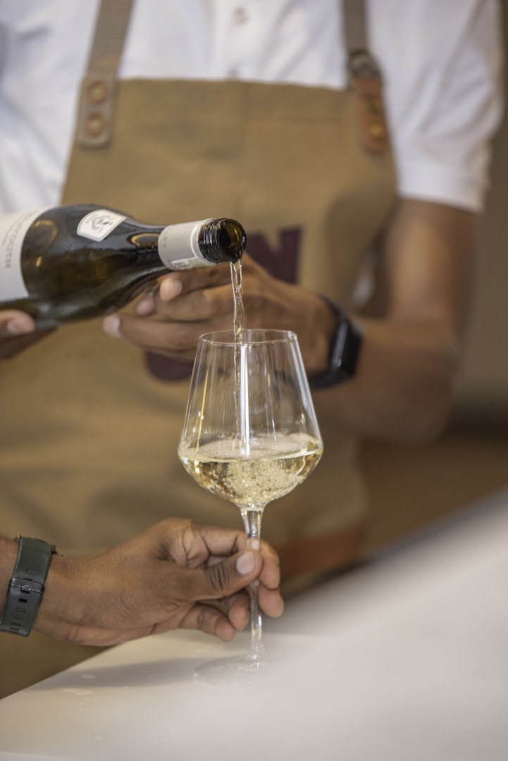CinCin Wine Bar: professional shot of wine service
