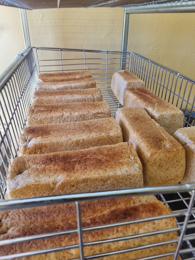 D'Kamps Bakery: freshly baked bread display