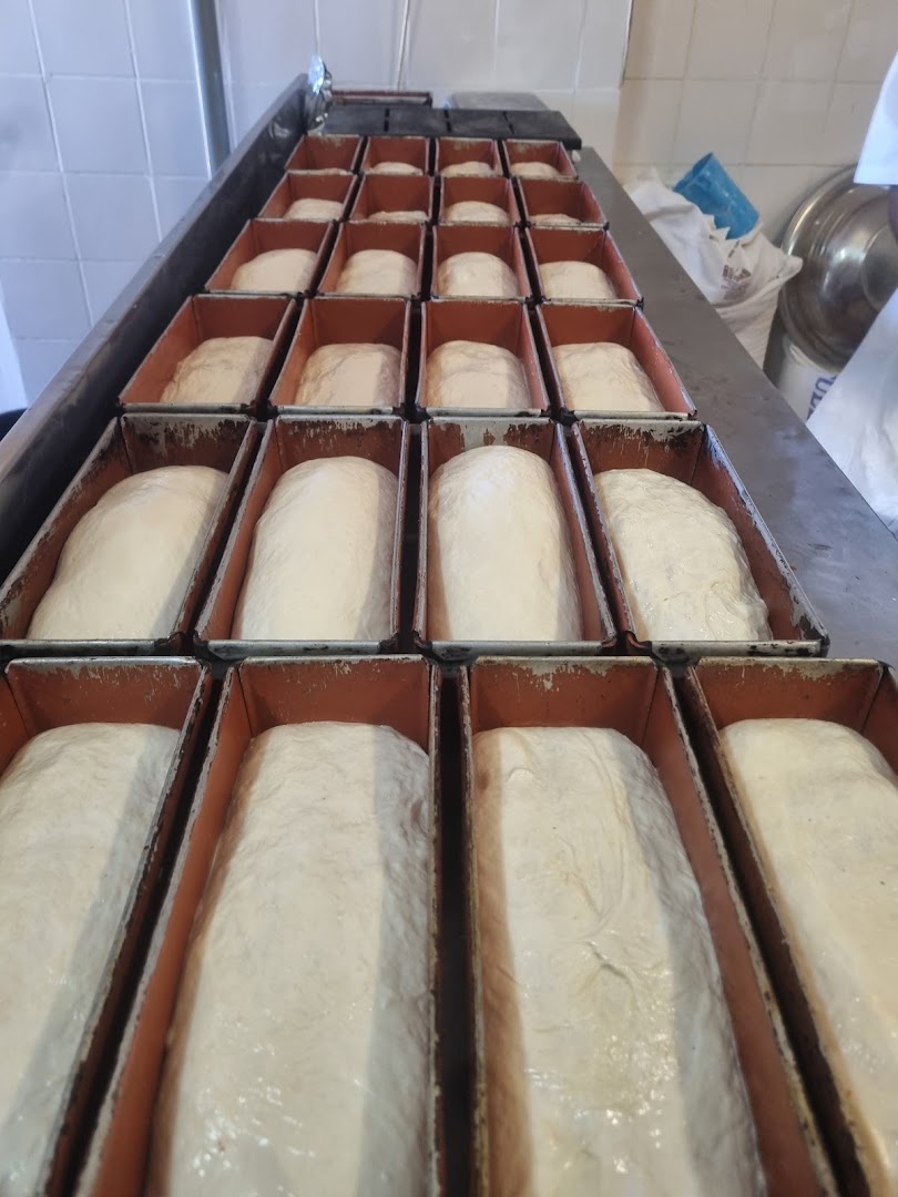 D'Kamps Bakery: fresh bread preparation process