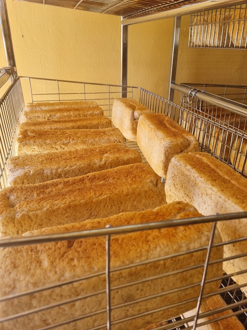 D'Kamps Bakery: appetizing display of fresh bread