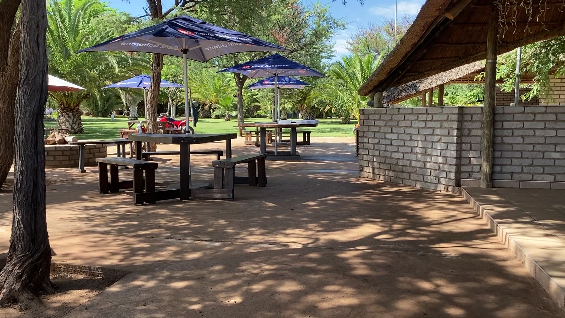 Palm Afrique Lodge: inviting outdoor restaurant seating area