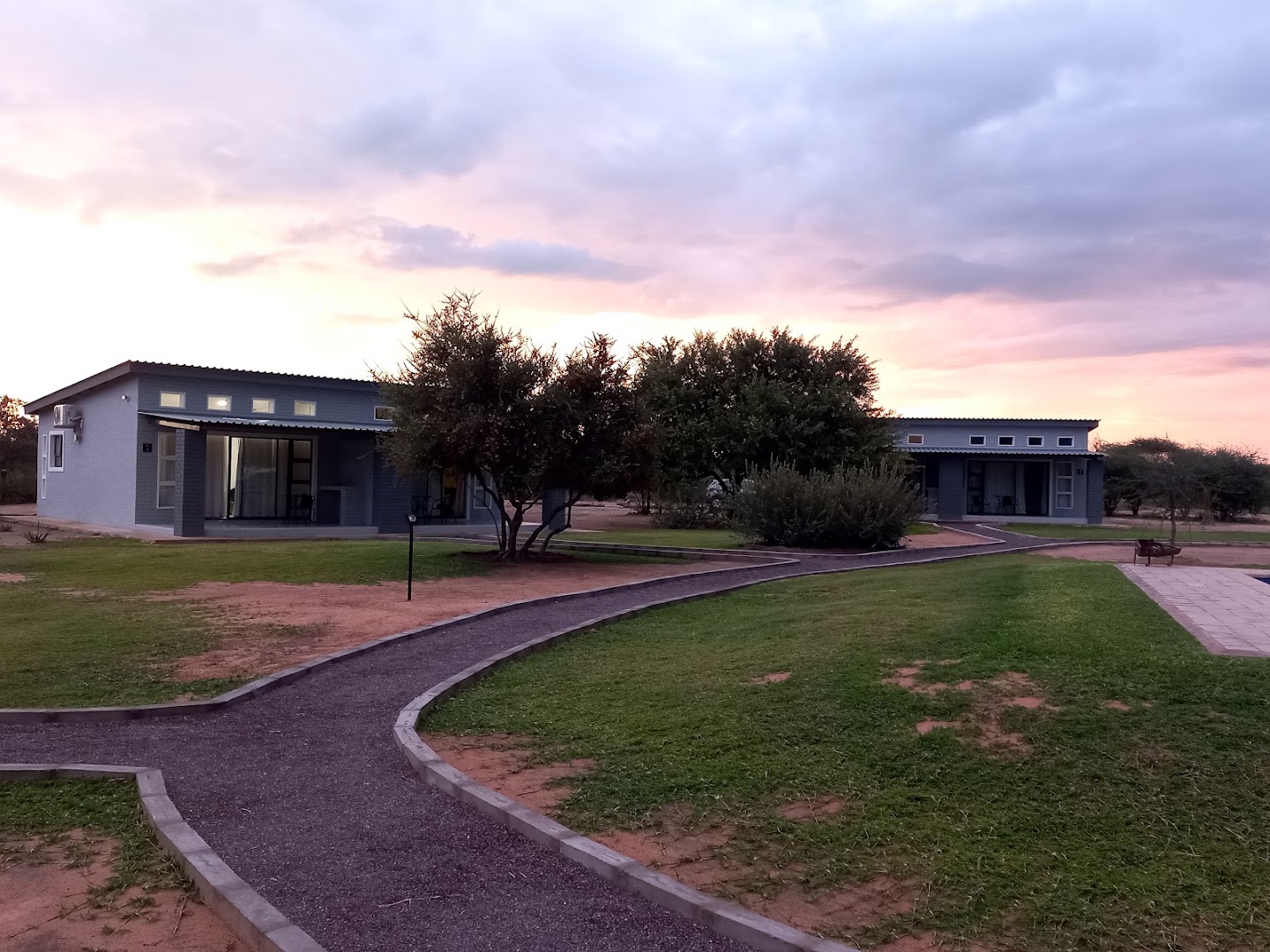 Symponia Guesthouse: beautiful exterior at sunset