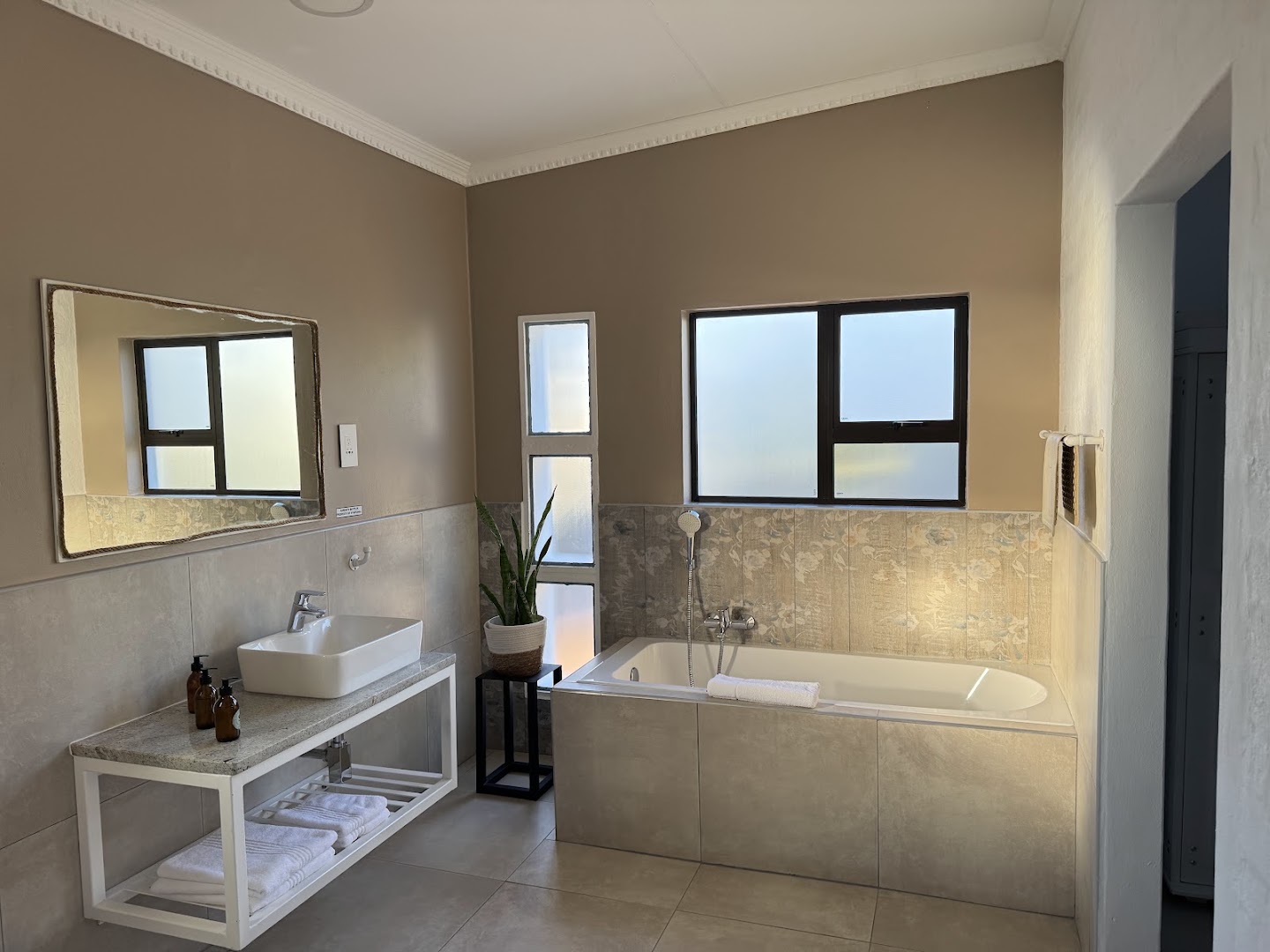 Symponia Guesthouse: clean and professional bathroom photo