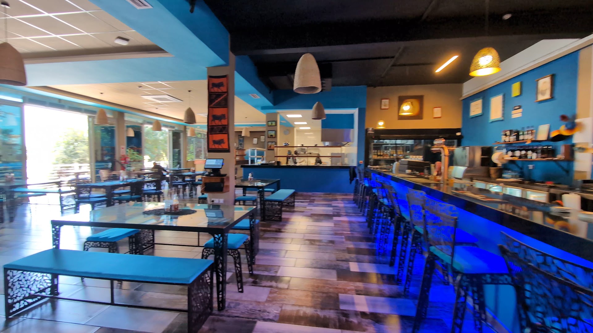 Di Kubu Bar & Kitchen: clear, inviting interior restaurant shot