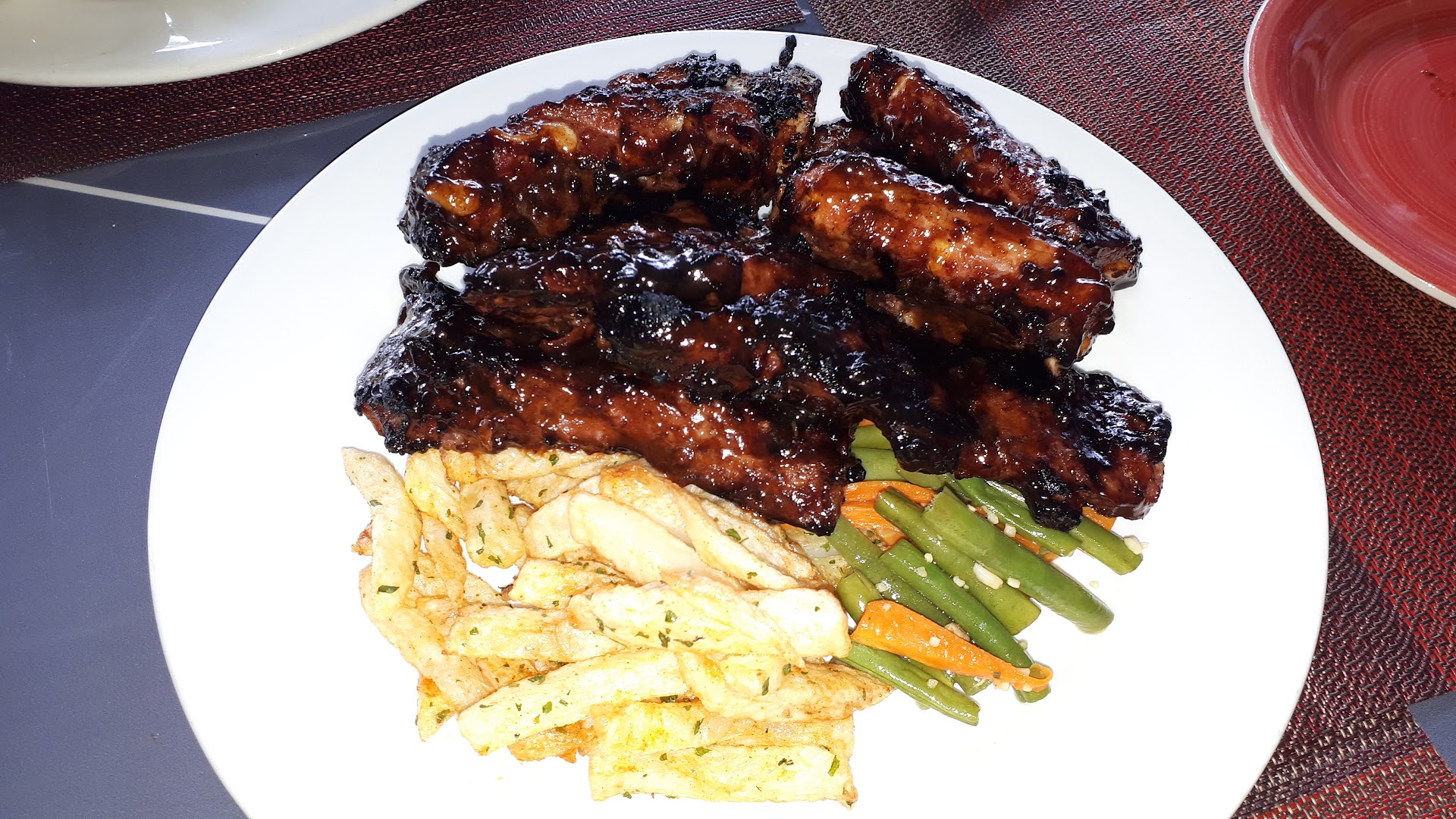 Hunters Pub & Grill: appetizing photo of served food