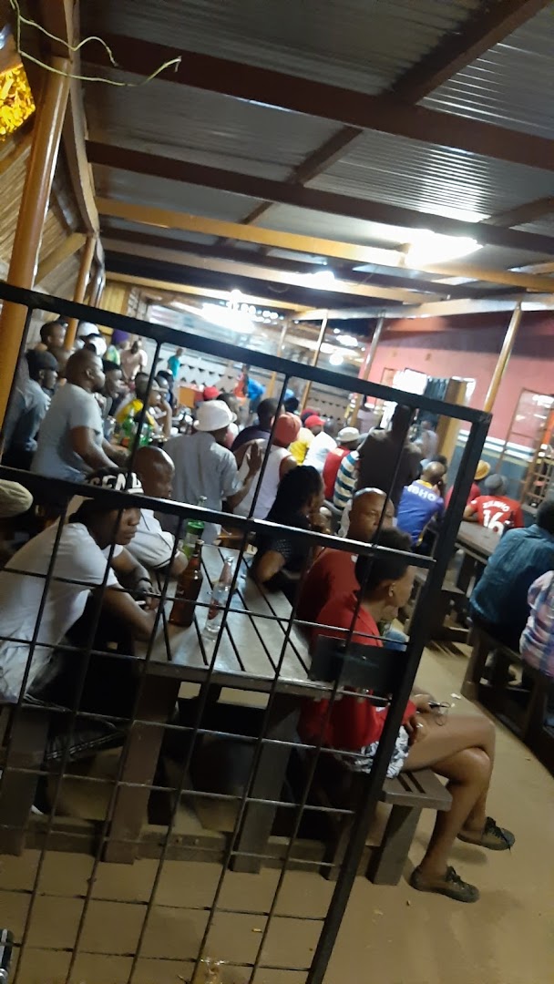 Leobah's Pub Ramotswa: lively pub atmosphere