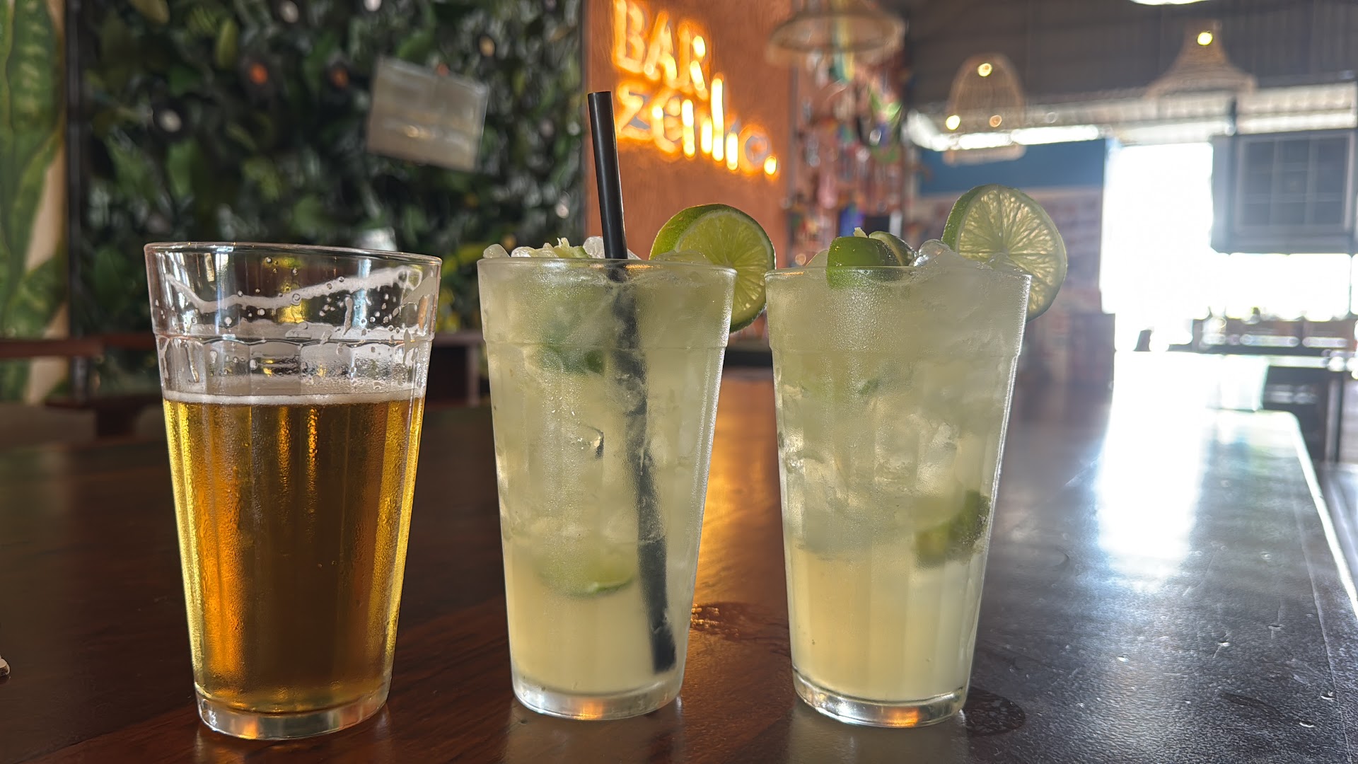 BarZenho: appetizing drinks in bar setting