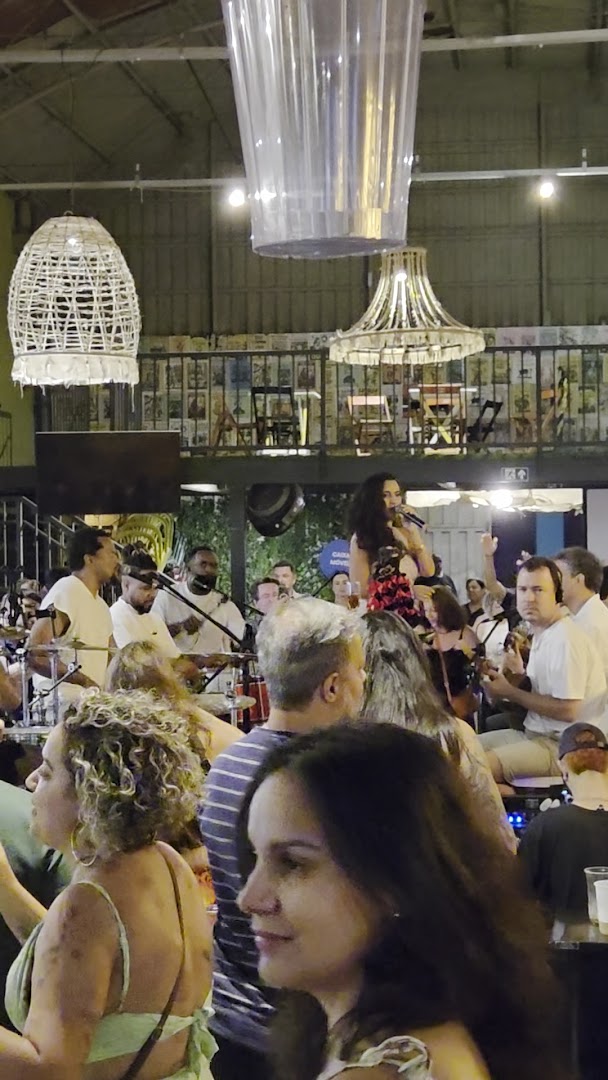 BarZenho: lively bar atmosphere well