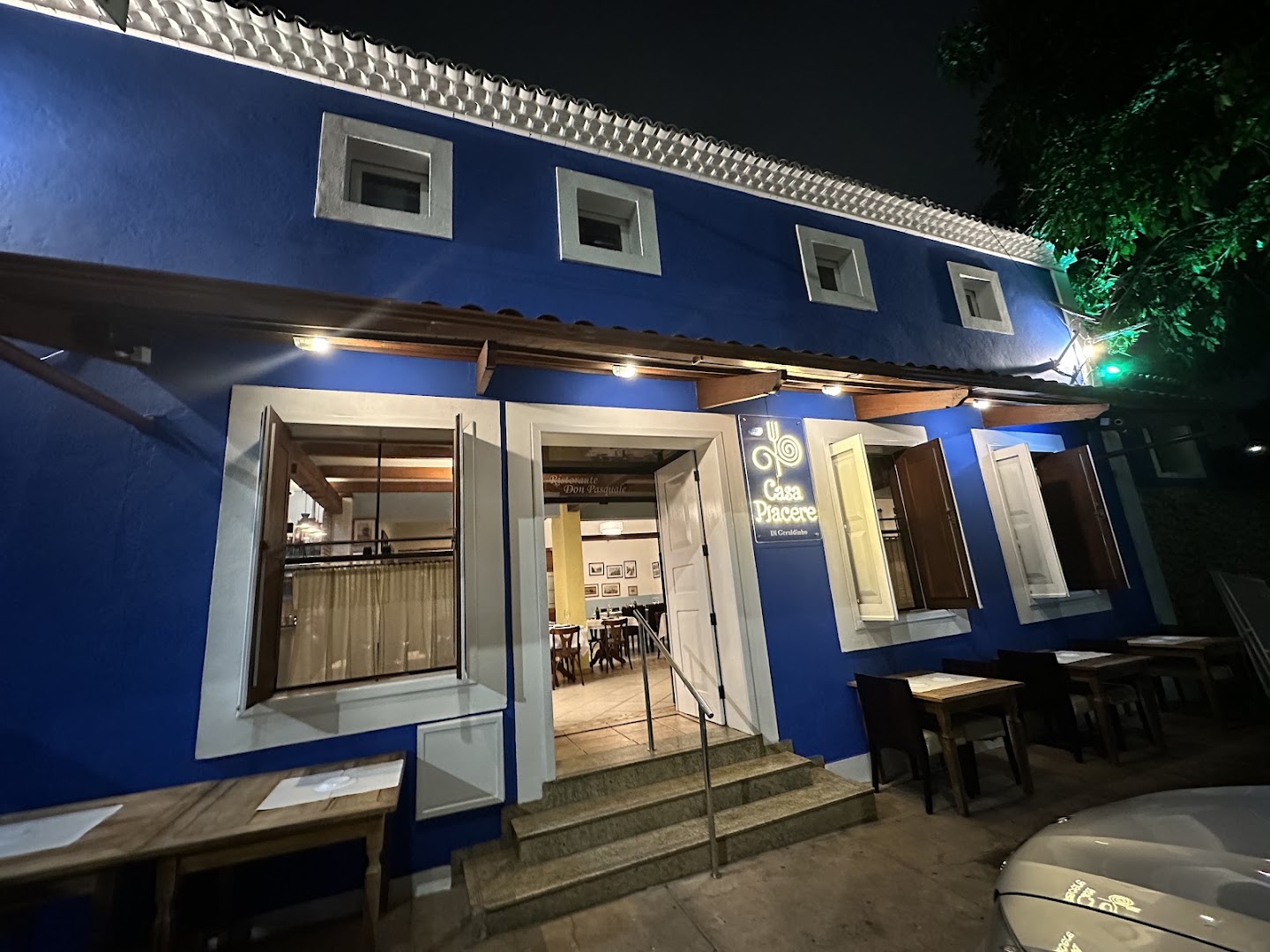 Casa Piacere: clear, inviting exterior restaurant shot
