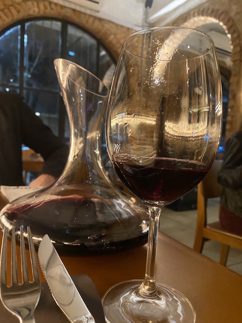 Casa Riuga: appealing shot of wine service