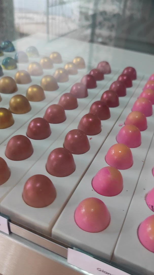 Onir: appetizing display of artisanal chocolates