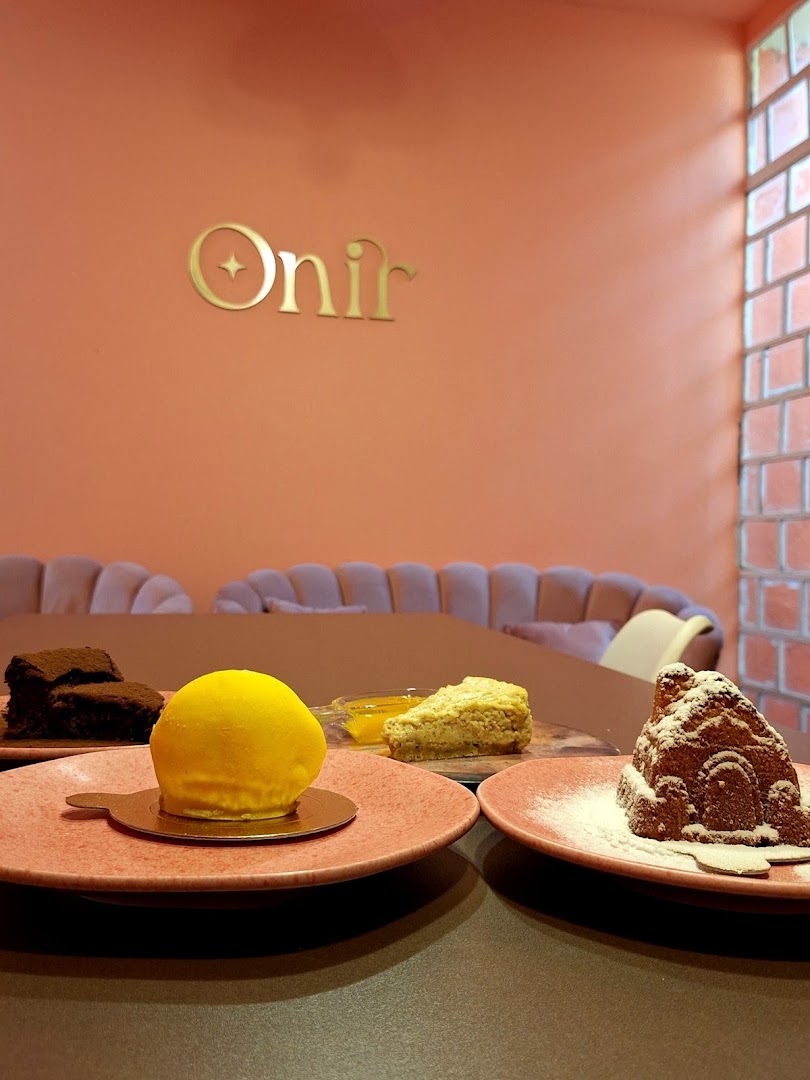 Onir: appetizing food in branded setting
